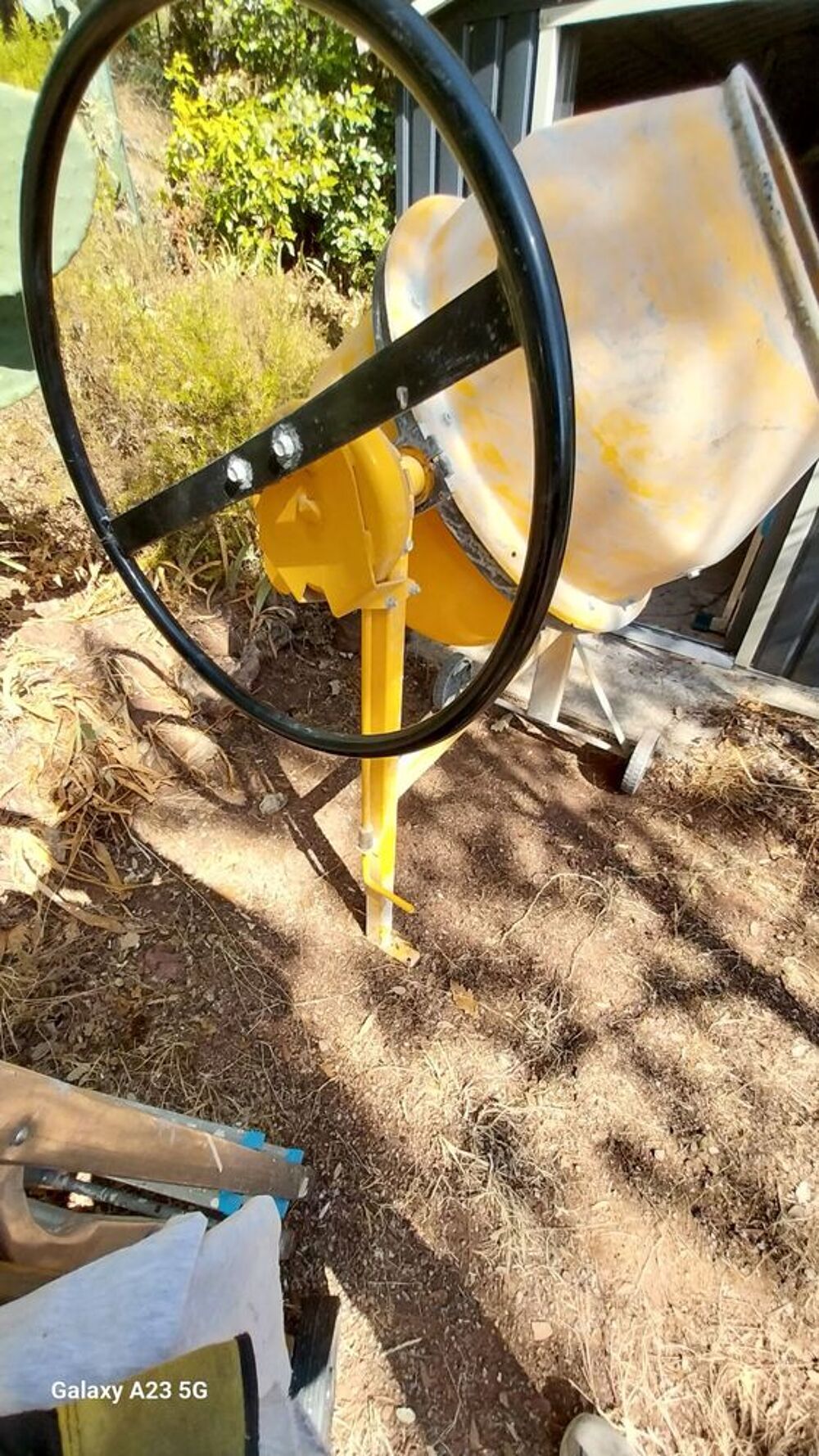 B&eacute;tonni&egrave;re &eacute;lectrique jaune Bricolage