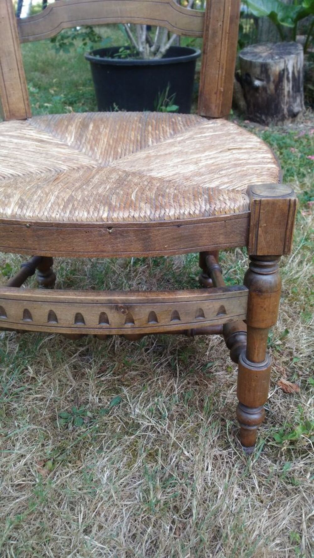 tr&egrave;s belle chaise basse de foyer ouvrag&eacute;e Meubles