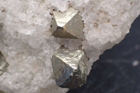 Cristaux de Pyrite octadriques sur Quartz Mine de Trimouns  18 Moyenmoutier (88)