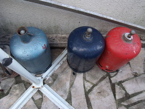 3 bouteilles  de butagaz . Val-de-Cognac (16)