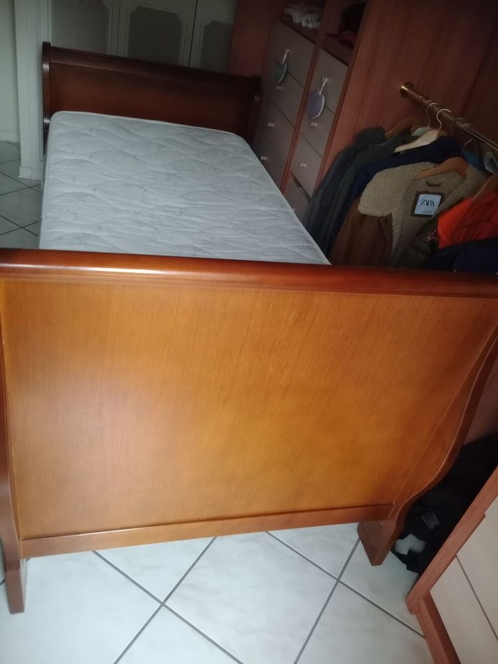 Lit rouleau 1 et table de chevet Meubles