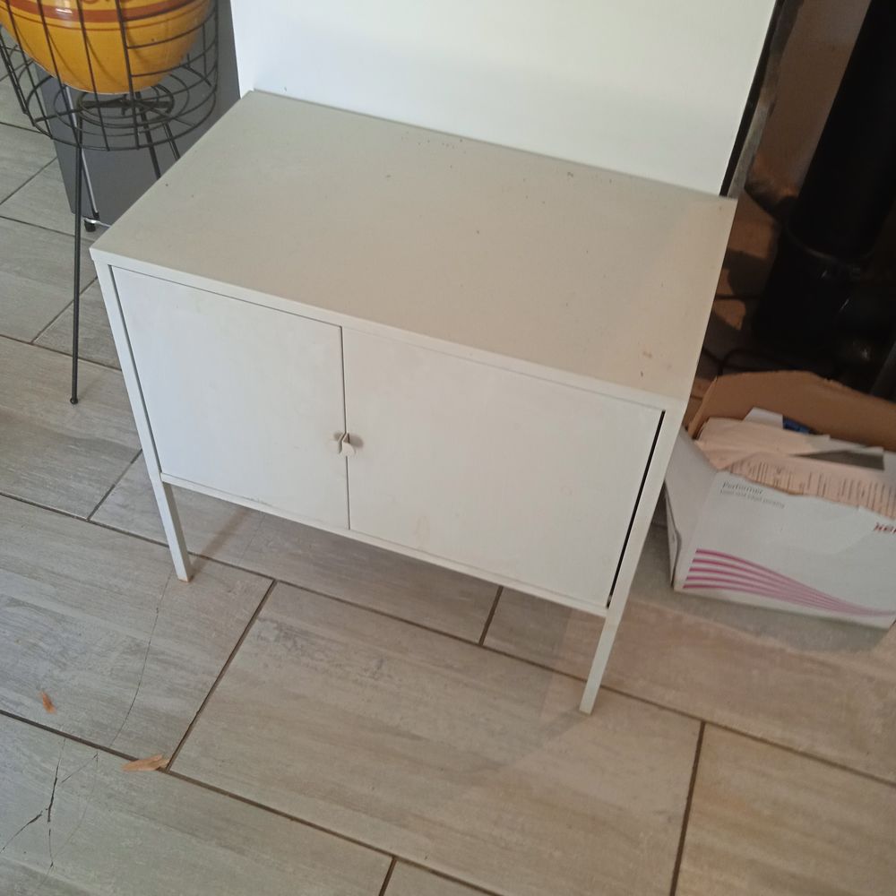 Petit meuble m&eacute;tal gris 2 porte 60 cm de long, 35 de profond Meubles