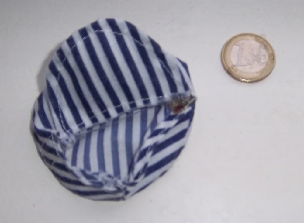 Casquette ray&eacute; blanche et bleue poup&eacute;e Jeux / jouets