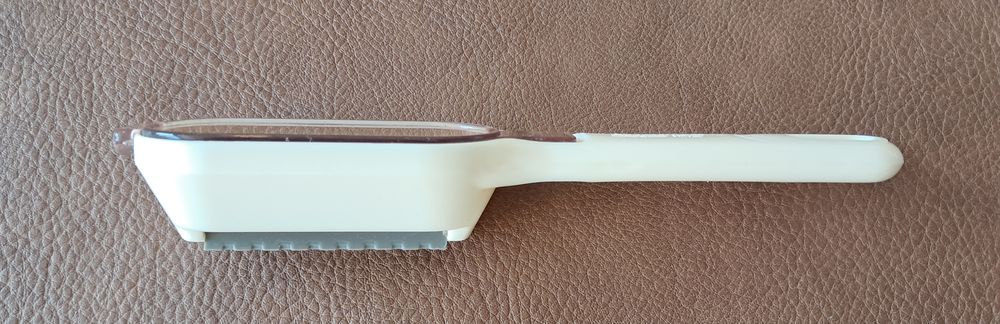 Ecailleur &agrave; poisson avec r&eacute;servoir 
17x4 cm
Cuisine