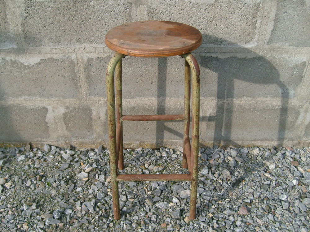 Ancien tabouret dans son jus Meubles