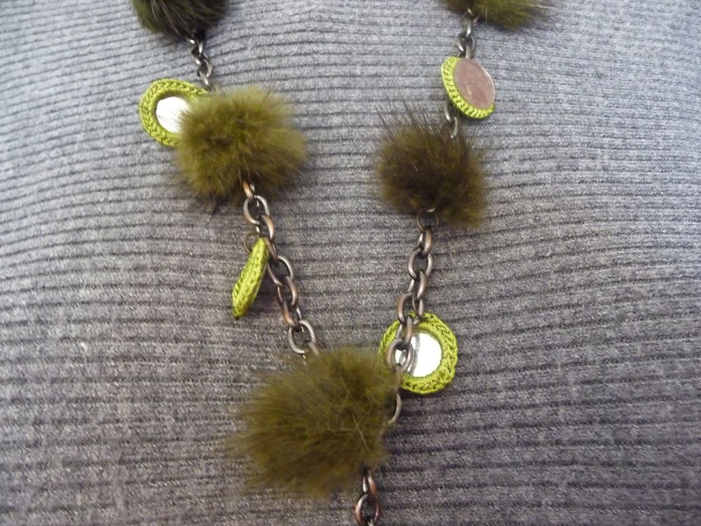 Collier en m&eacute;tal Gris Anthracite avec Pompons Kaki et Miroir Bijoux et montres