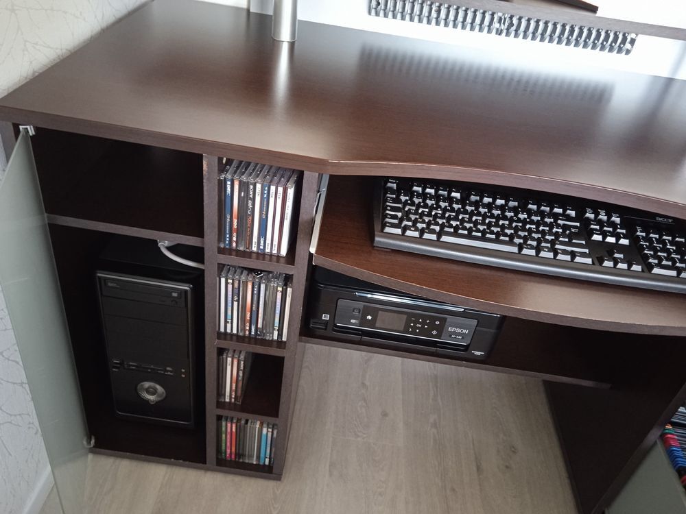 Beau bureau, &agrave; prendre sur place Matériel informatique