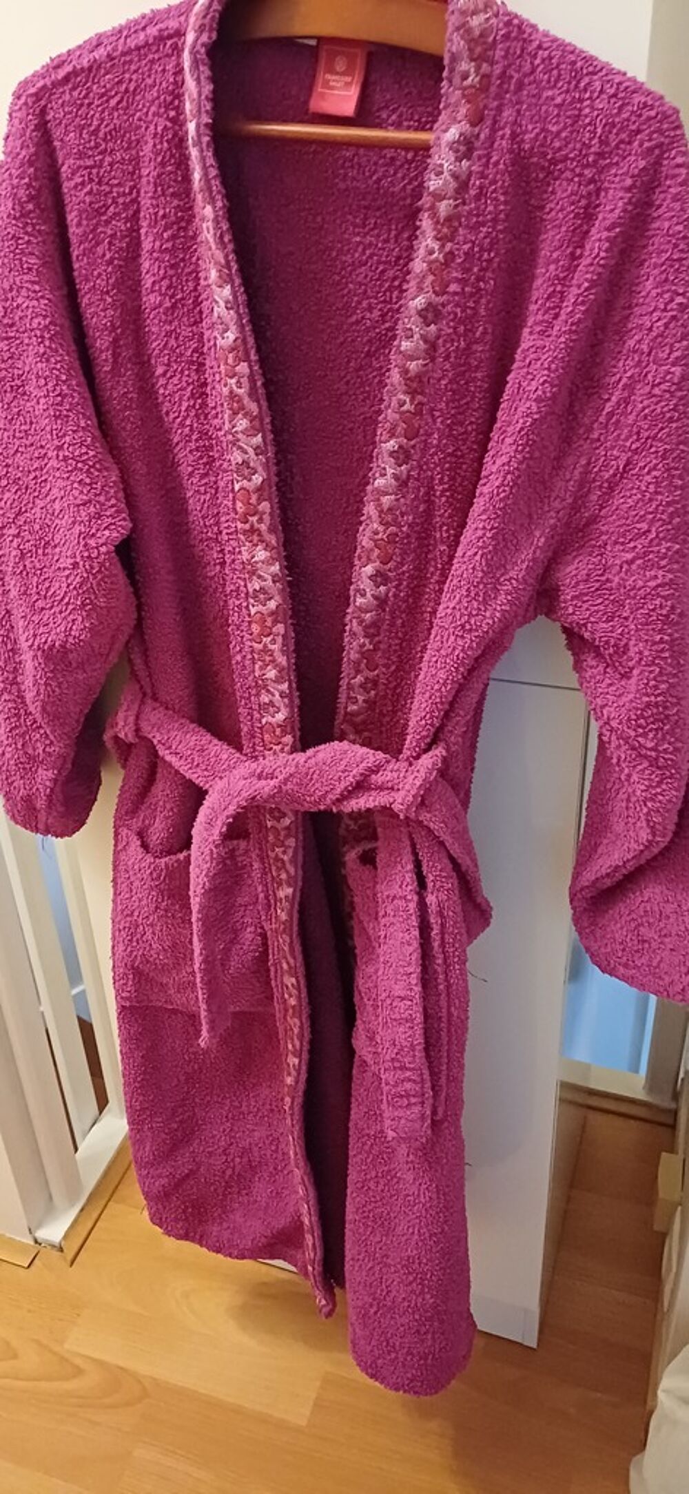 Peignoir &eacute;ponge rose &agrave; motifs floraux Vêtements