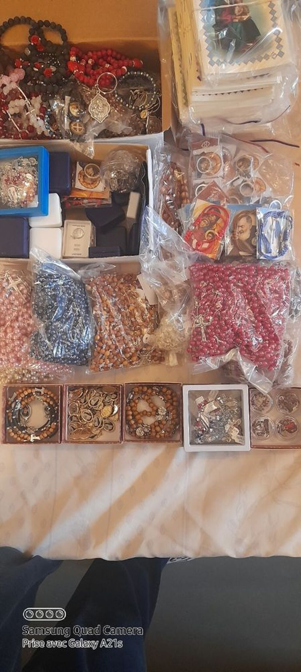 objets articles religieux :Chapelet , cadres ,m&eacute;dailles .... Bijoux et montres