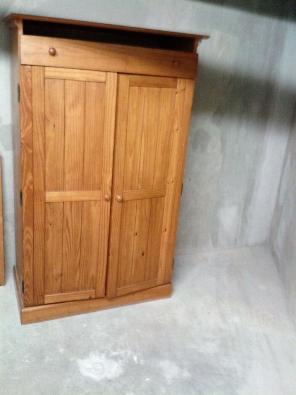 
armoire informatique en pin,mont&eacute;e + bureau mont&eacute;, en pin
Meubles