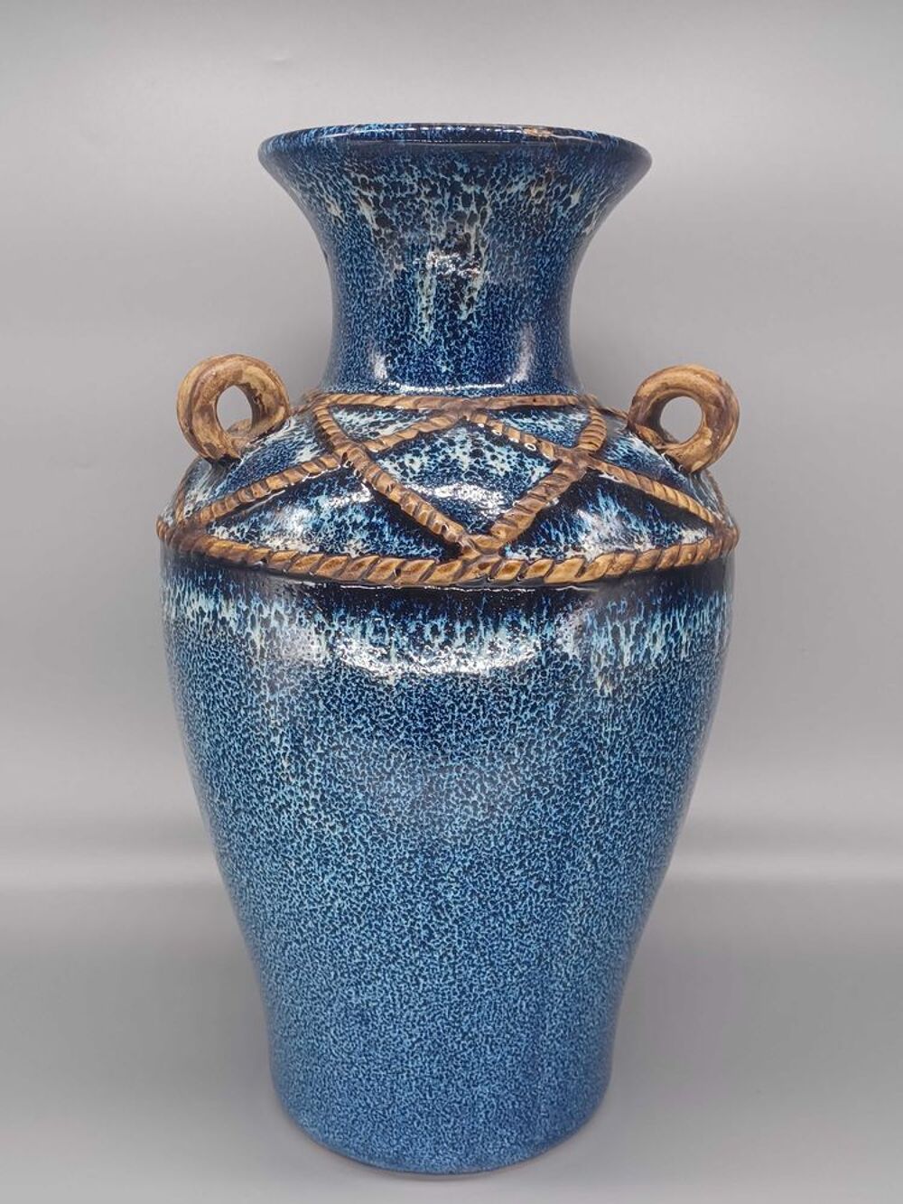 Grand vase en c&eacute;ramique bleu d&eacute;cor&eacute; de cordage vdsa Décoration