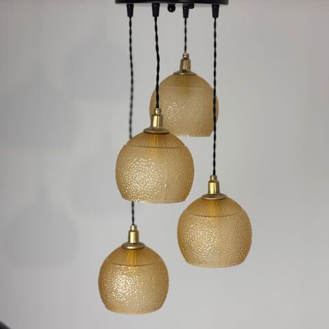 Très belle applique en laiton et verre opalin. En bel état g Montreuil (93)