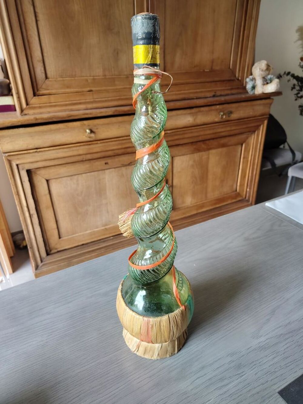 bouteille de vin Chianti avec un col torsad&eacute; boucl&eacute; Décoration
