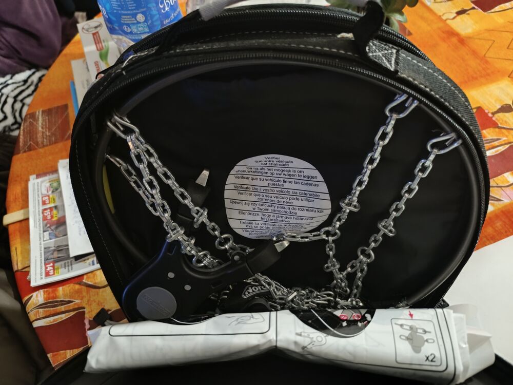 cha&icirc;nes de neige neuves. Prix 22 euros. Bricolage