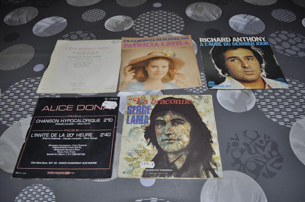 Lot de 45 tours vinyles avec entre autre &quot;Mireille Mathieu&quot; CD et vinyles