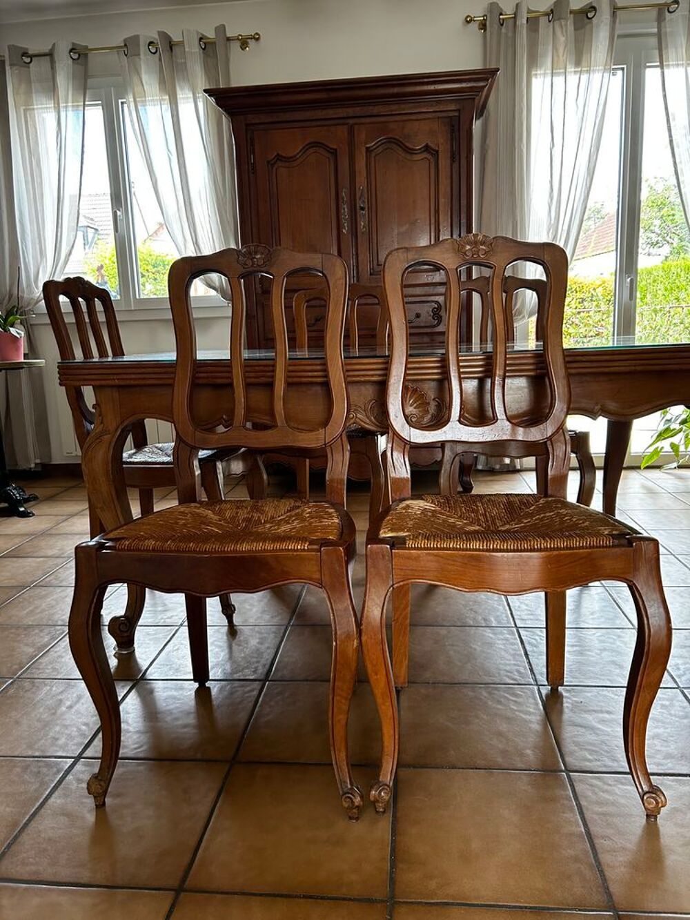 Table salle &agrave; manger avec 6 chaises style Louis xv Meubles