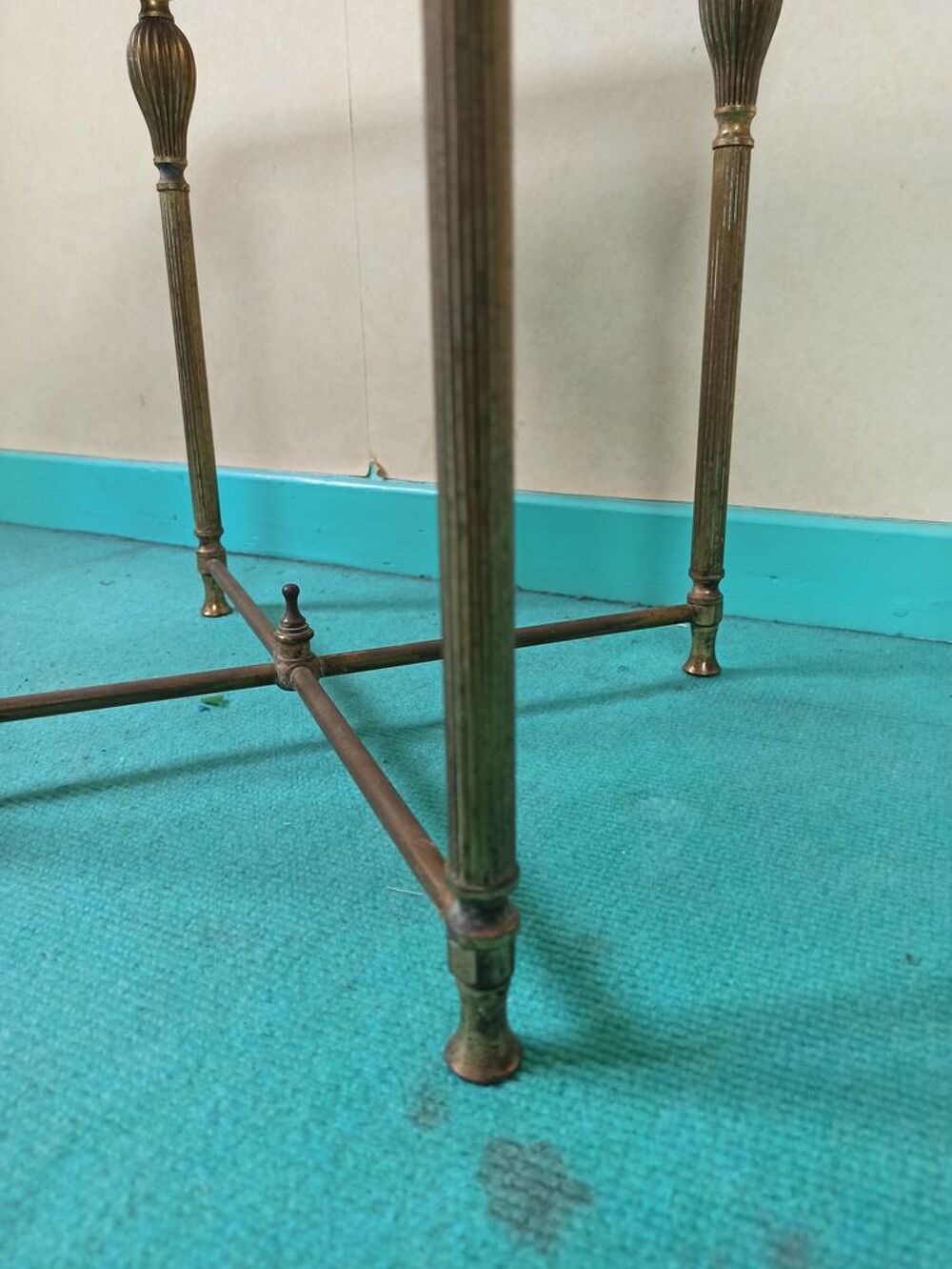 Lampadaire et gueridon assorti, fa&ccedil;on laiton Meubles
