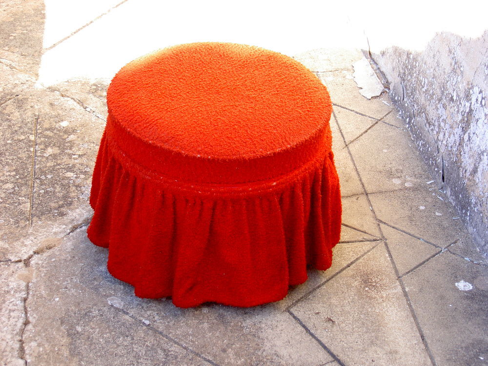 Pouf coffre vintage en tissu rouge ann&eacute;e 70 