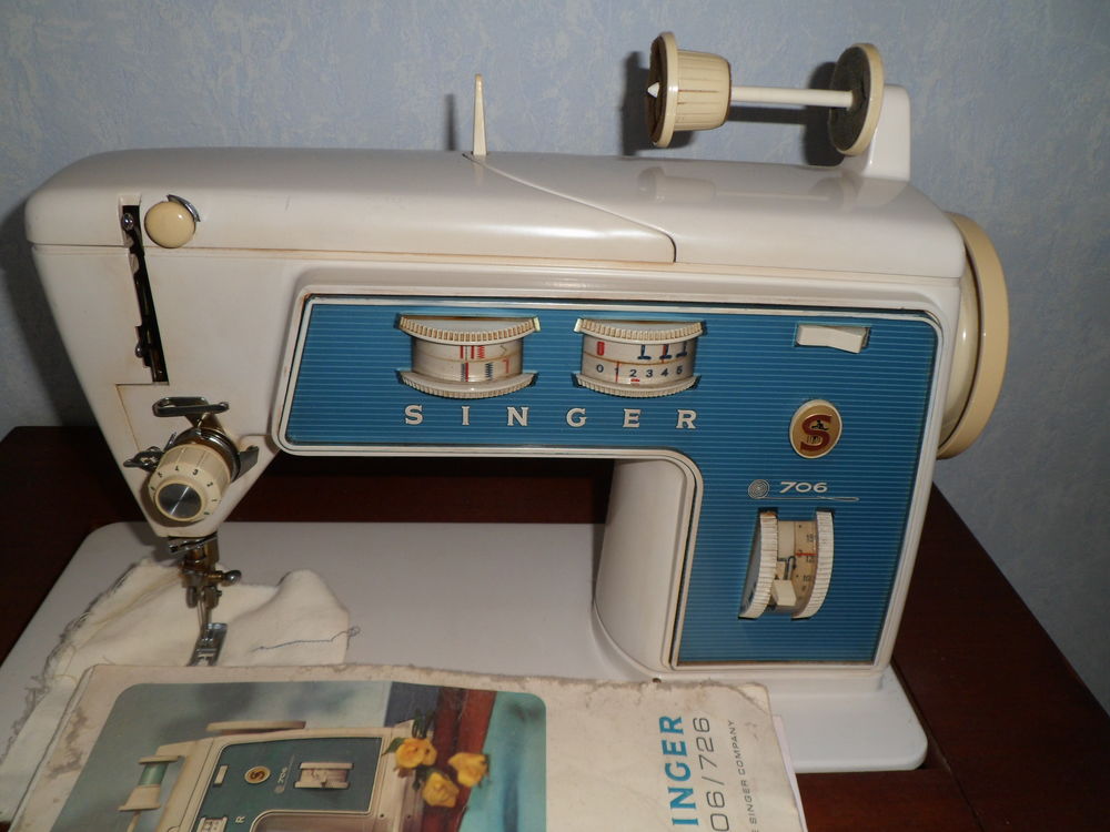 Machine &agrave; coudre SINGER vintage Meubles