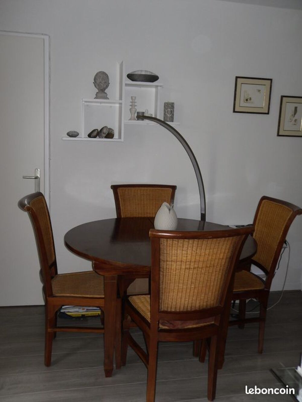 TABLE RONDE + 4 CHAISES Meubles