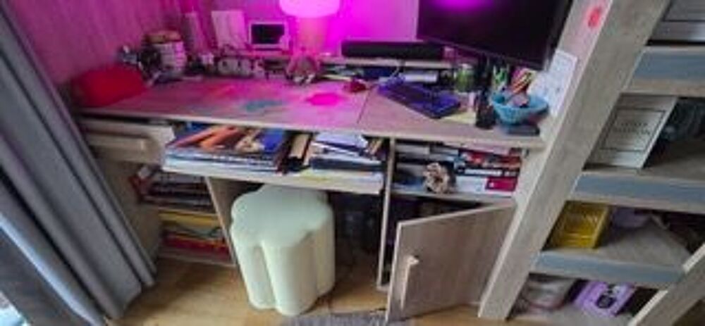 Lit avec bureau int&eacute;gr&eacute; en bois . Meubles