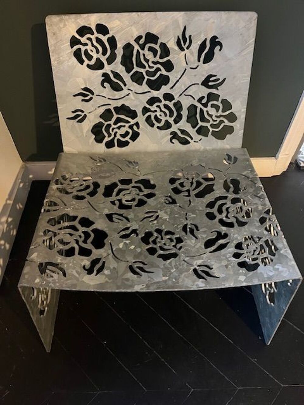 Fauteuil bas ajour&eacute; en m&eacute;tal ROCHEBOBOIS Meubles