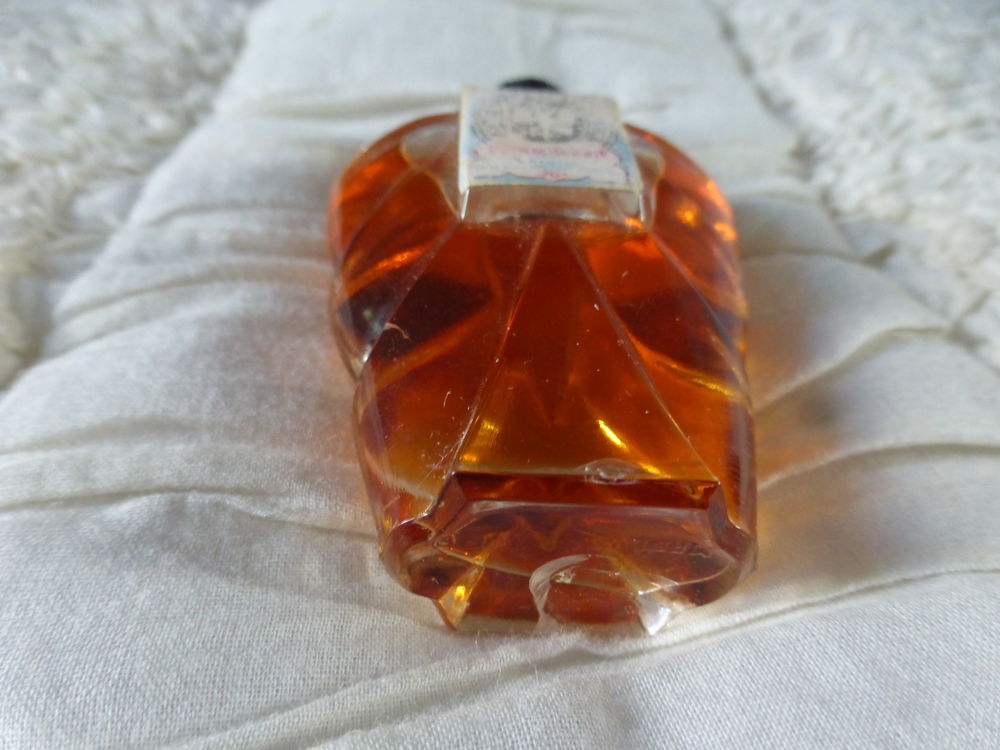 Flacon fragrances &quot;Cuir de Russie&quot; de marque Valory (rare) 