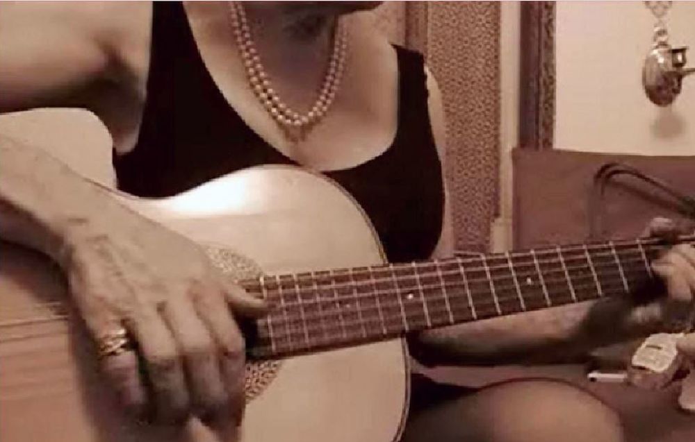   DAME Prof de GUITARE et GUITARISTE Donne Cours Tout Niveau  