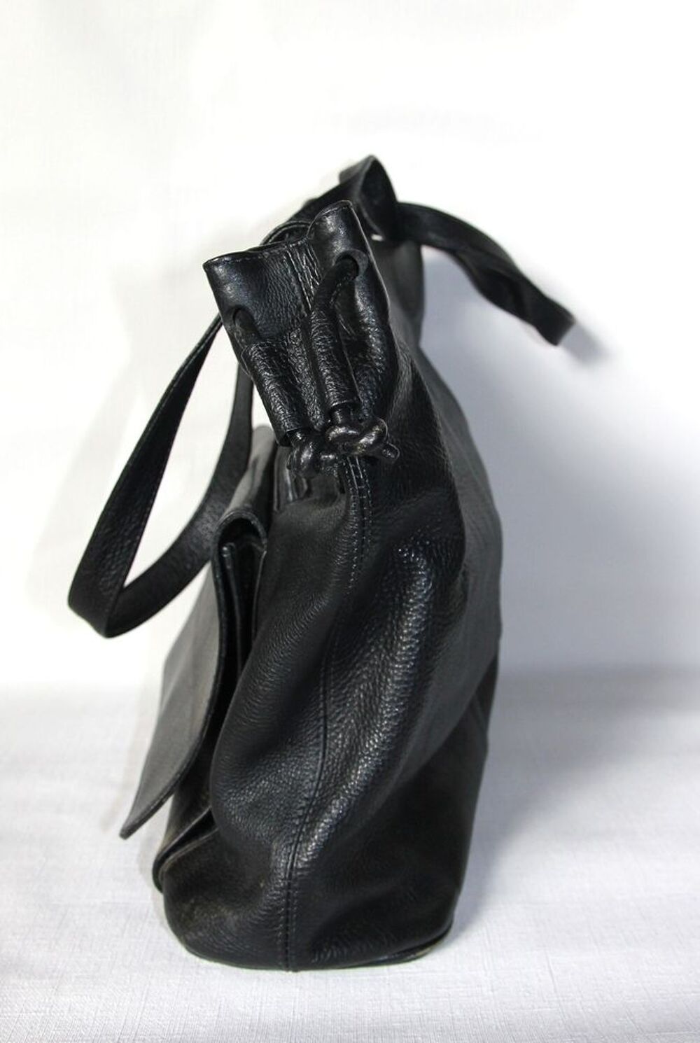 Tr&egrave;s beau sac en cuir vintage marque Angela.
Maroquinerie