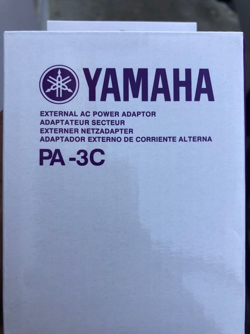 Piano Yamaha PSR-E273 + Adaptateur Secteur.
Instruments de musique
