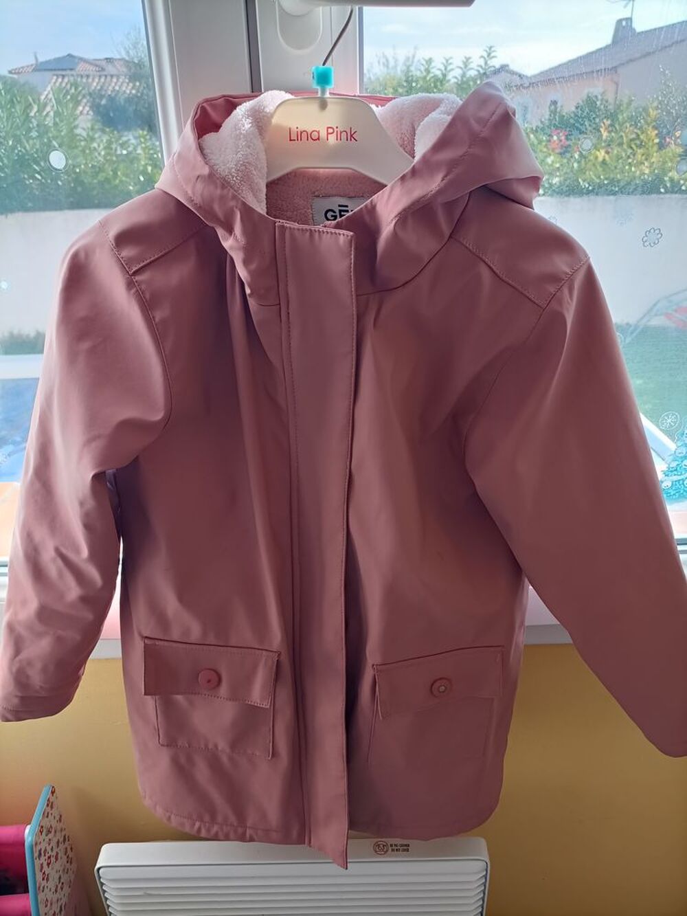 Veste imperm&eacute;able. Vêtements enfants