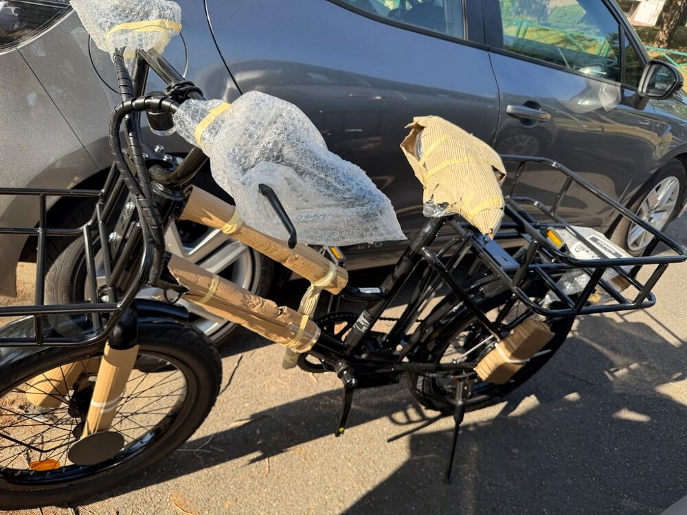 V&eacute;lo cargo noir avec porte-bagages avant et arri&egrave;re Vélos