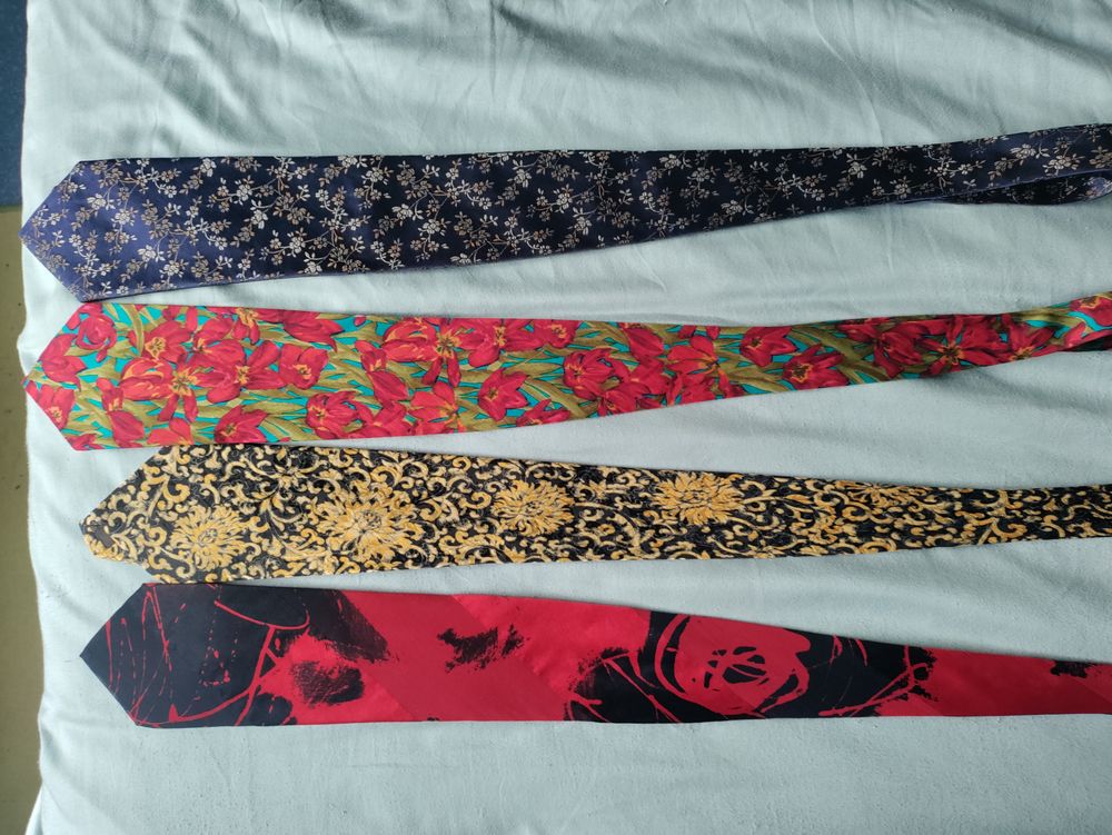 Cravate Leonard 
Lot 4 cravates diverses marques Vêtements