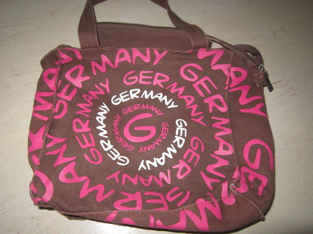 Un sac en tissu couleur marron soutenu et rose
Maroquinerie