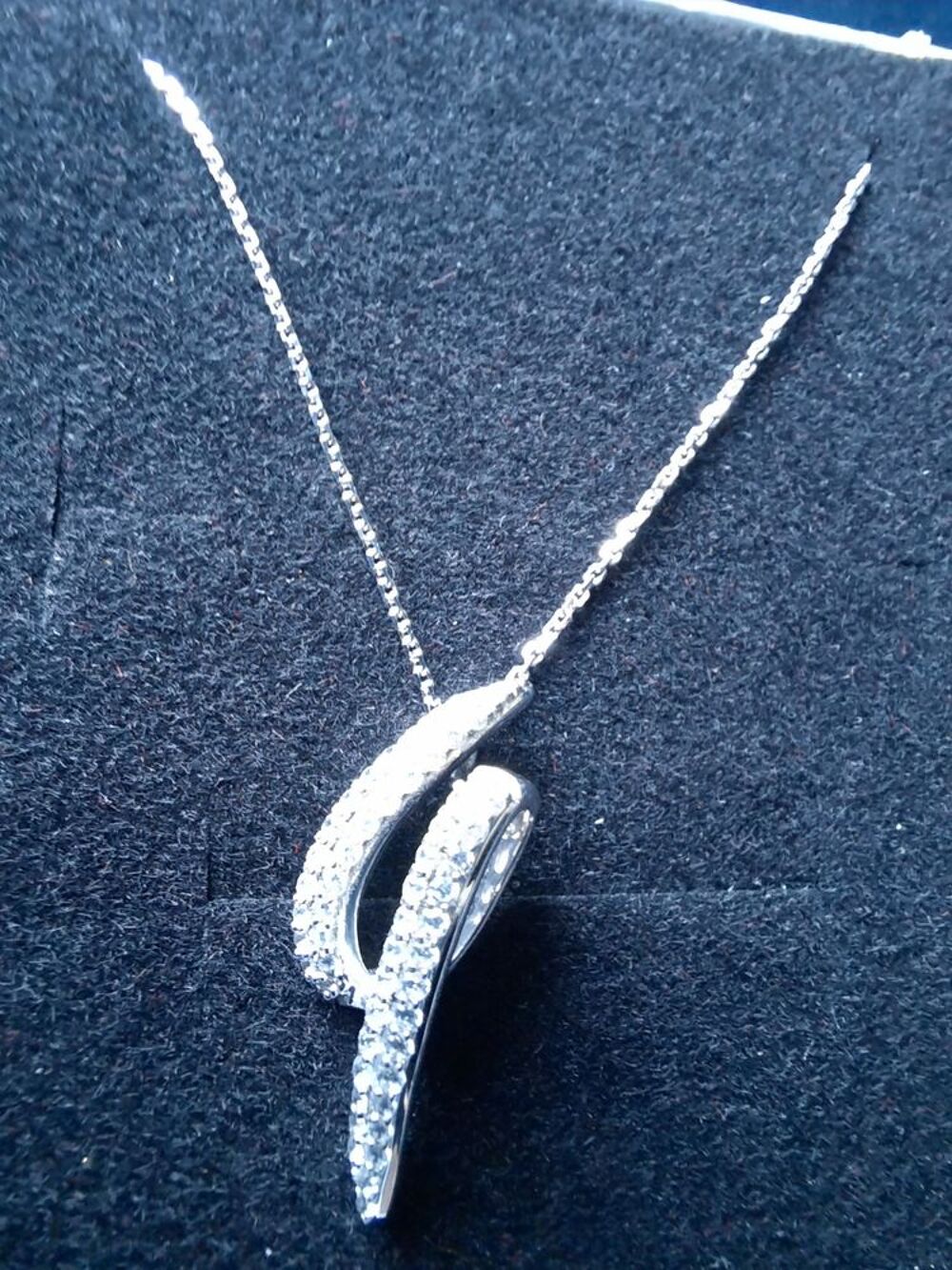 COLLIER OR BLANC 9 CARAT (375/000). Bijoux et montres