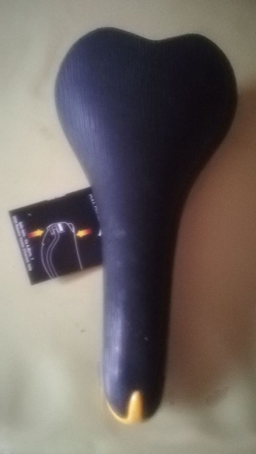 
selle de v&eacute;lo neuve noir Vélos