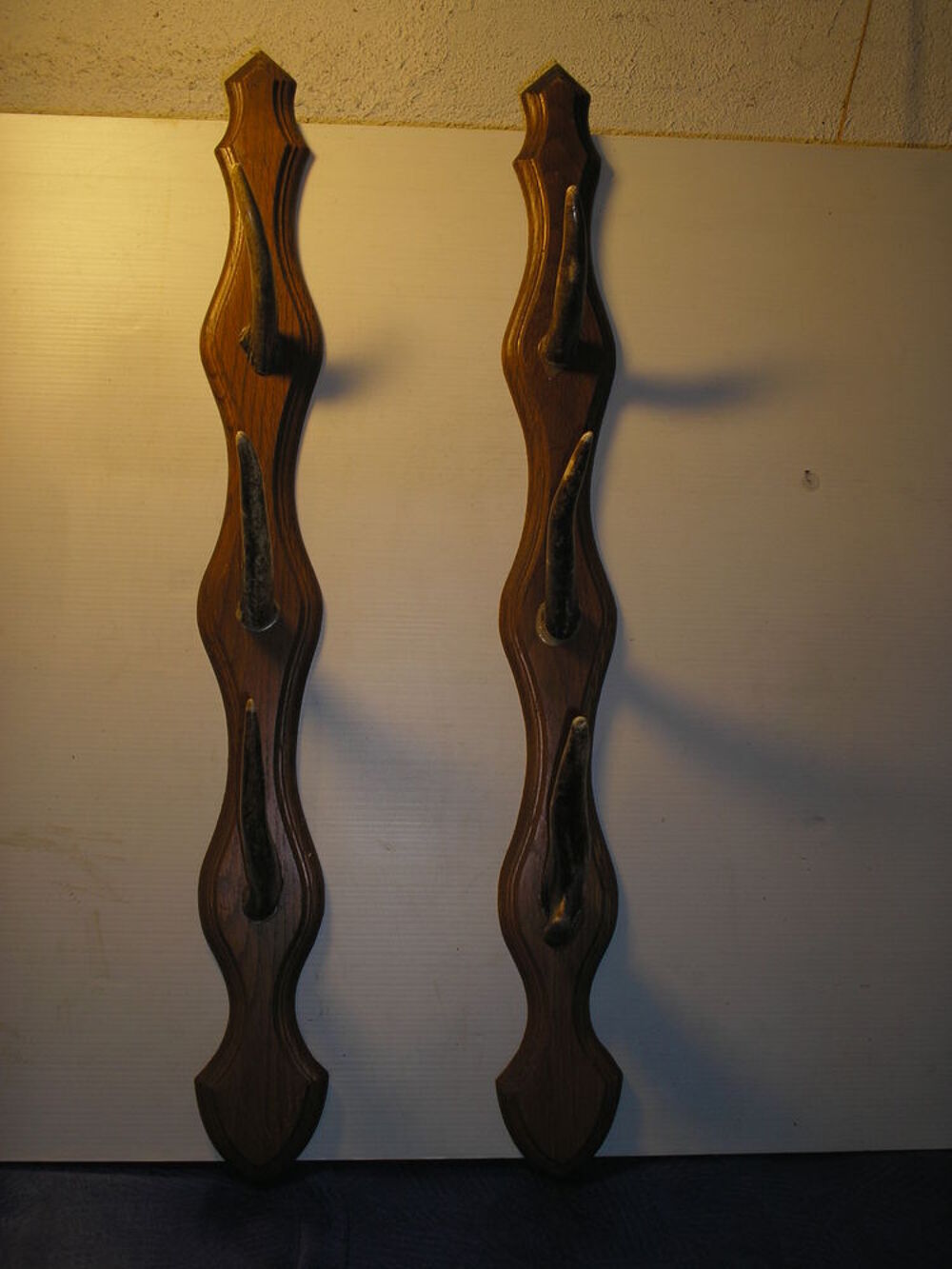 PORTE FUSILS EN BOIS ET CORNES, POUR CHASSEUR. Décoration