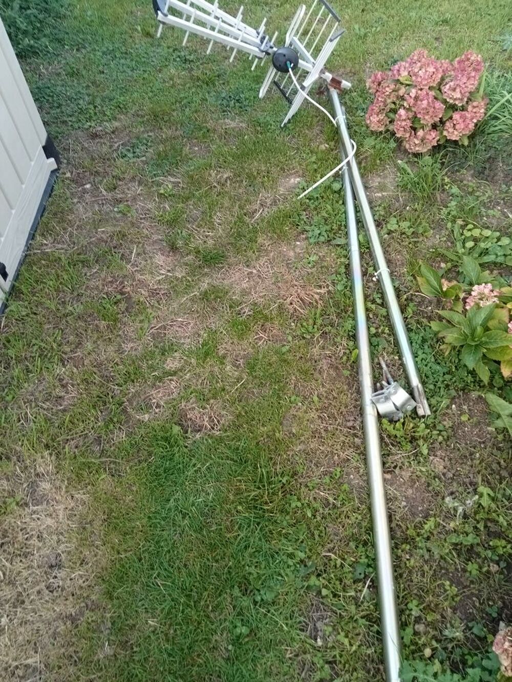 Antenne t&eacute;l&eacute; avec le m&acirc;t Meubles