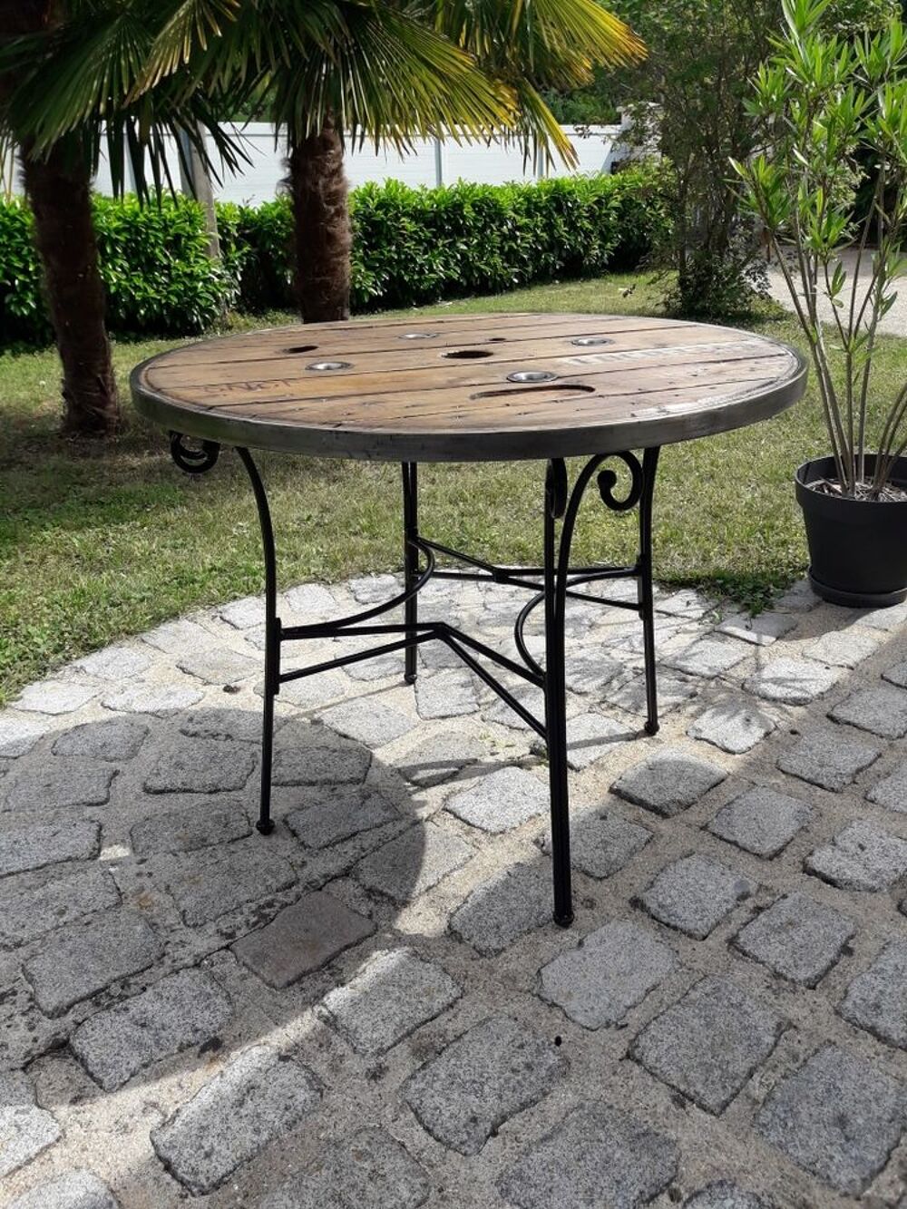 Table fer forg&eacute; et plateau touret 
avec cerclage Meubles