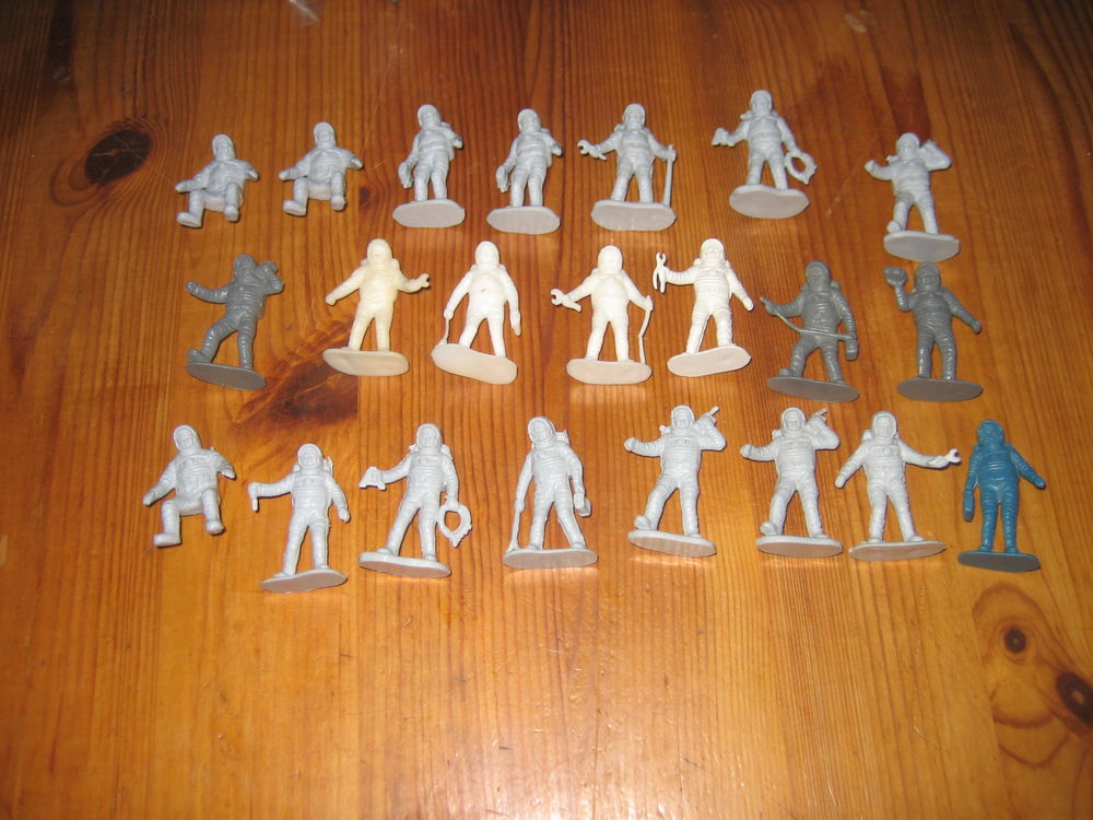 lot 22 figurines ASTRONAUTES ann&eacute;es 70/80 Jeux / jouets
