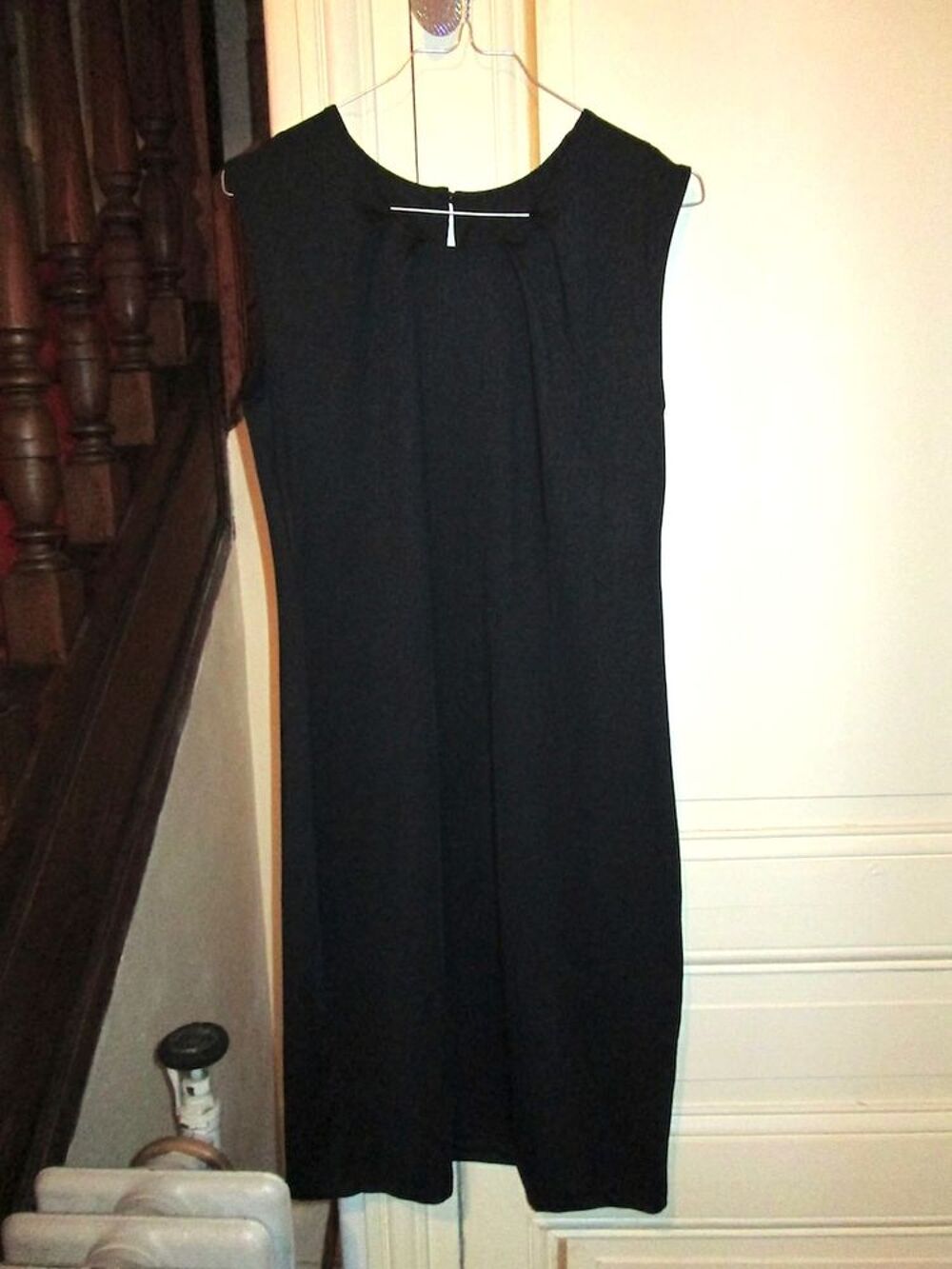 Robe noire sans manches neuve Vêtements