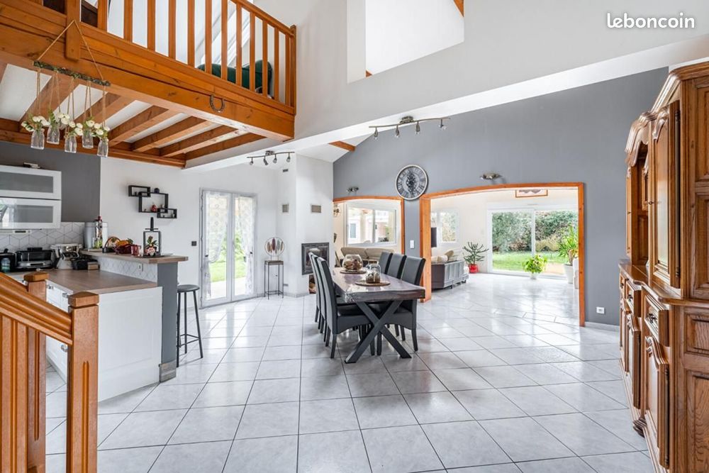 Vente Propriété/Château Propriete d'exception avec piscine et terrain arboré . Jassans-riottier