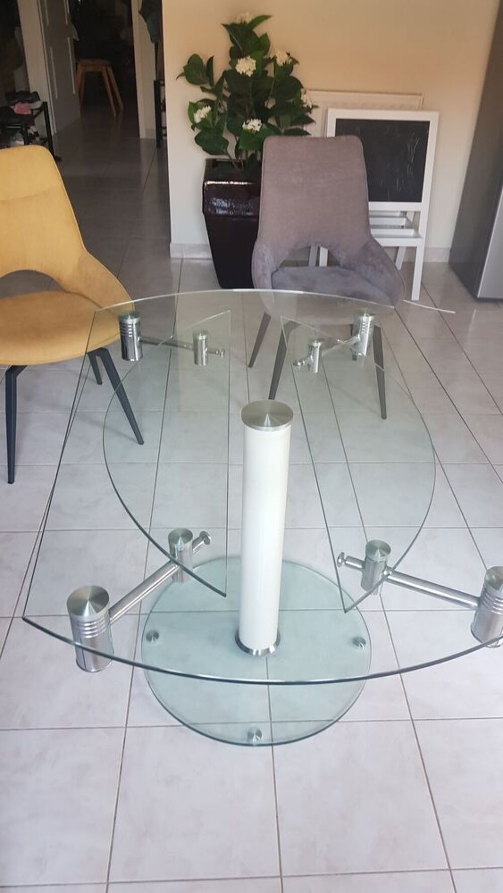 Tr&egrave;s belle table &agrave; manger en verre extensible et modulable Meubles