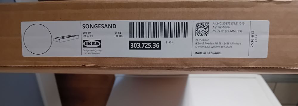 des meubles neufs IKEA dans leurs carton Meubles
