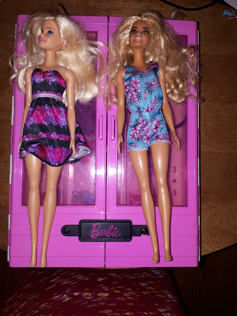 Armoire Barbie + deux poup&eacute;es Jeux / jouets