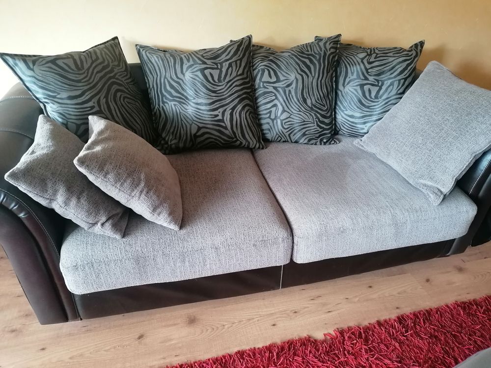 canap&eacute; 3 places , largeur 2,20 ,assise 0,80 ,largeur 1, Meubles