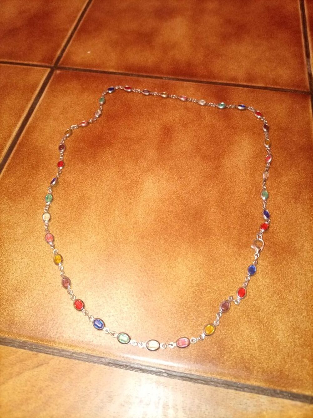 collier fantaisie argent&eacute; multicolore Bijoux et montres
