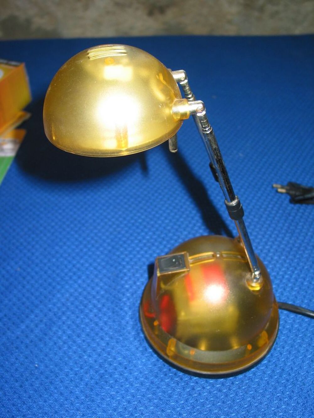 LAMPE HALOG&Egrave;NE TECHNO TRANSLUCIDE JAUNE SUR BRAS T&Eacute;LESCOPIQU Décoration