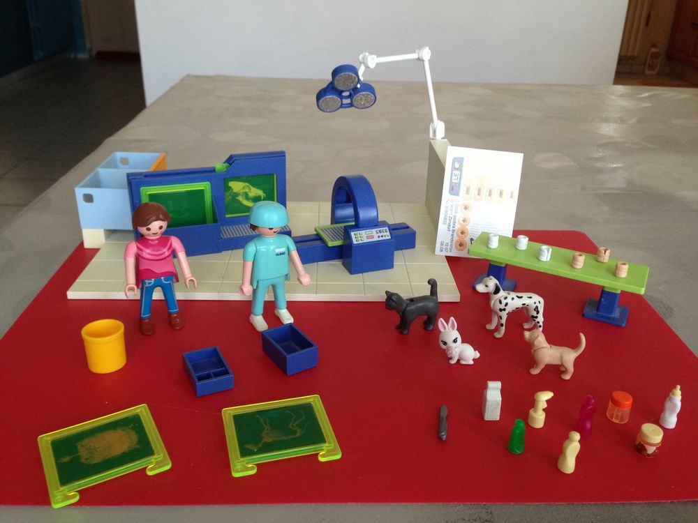 Playmobil, centre de radio et salle d'op&eacute;ration. Jeux / jouets