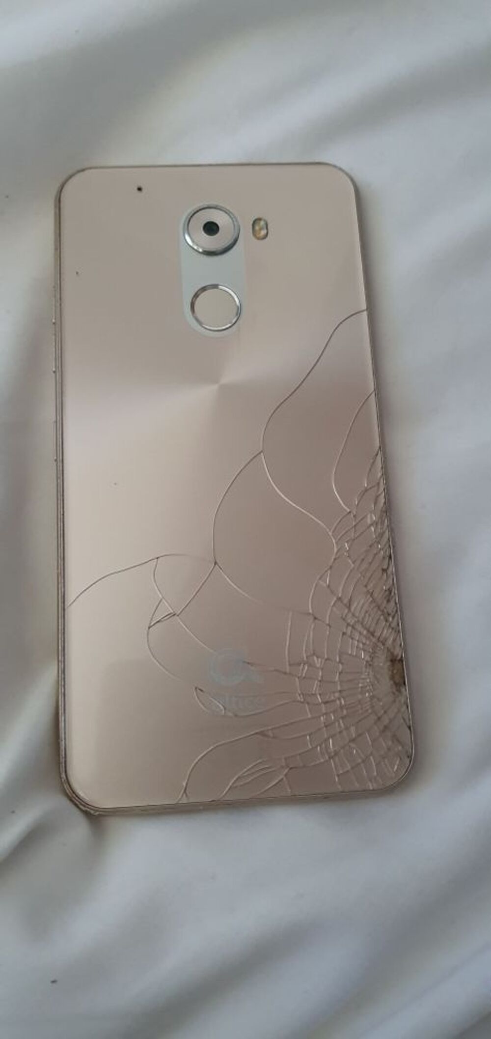 t&eacute;l&eacute;phone Altice s70 &agrave; part ext&eacute;rieur tres bonne &eacute;tat avec empreinte Téléphones et tablettes